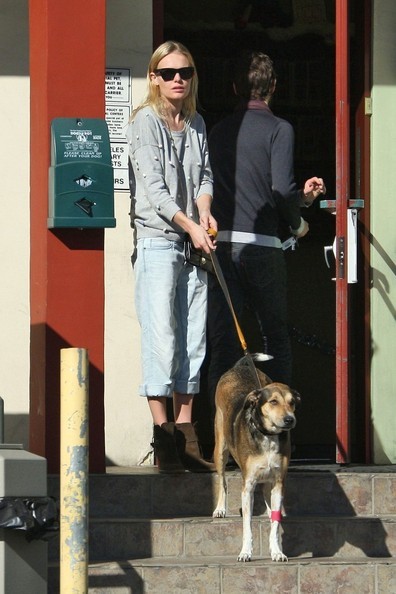 Kate Bosworth nuôi một chú chó có vóc dáng rất đẹp, cô nàng diện quần bò sắn gấu và đi bốt năng động khi đưa người bạn này đi dạo.